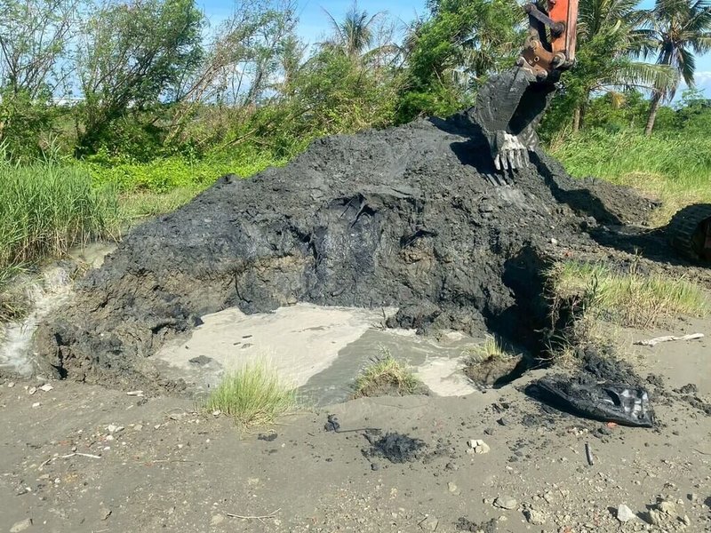 無黨籍前台南市議長郭信良涉嫌提供土地給營造公司傾倒約4.9萬立方公尺的營建廢棄物，被橋頭地檢署依涉犯廢棄物清理法等罪嫌起訴。圖為涉案土地開挖後，發現營建混合廢棄物。（橋頭地檢署提供）中央社記者張已亷傳真　114年12月15日