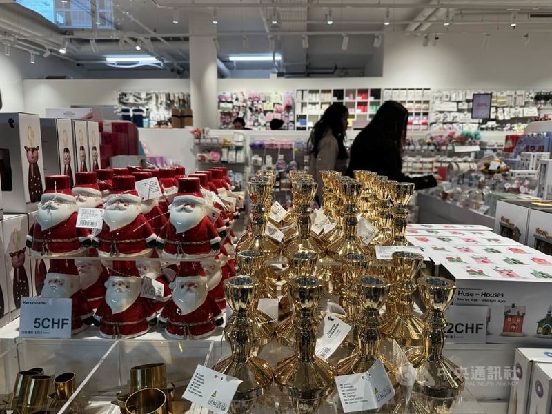 耶誕節是瑞士零售市場最大檔期，環境保護團體疾呼，消費者的每一分錢都對全球環境造成影響，消費同時也應避免浪費。中央社記者郭芳君蘇黎世攝  114年12月15日