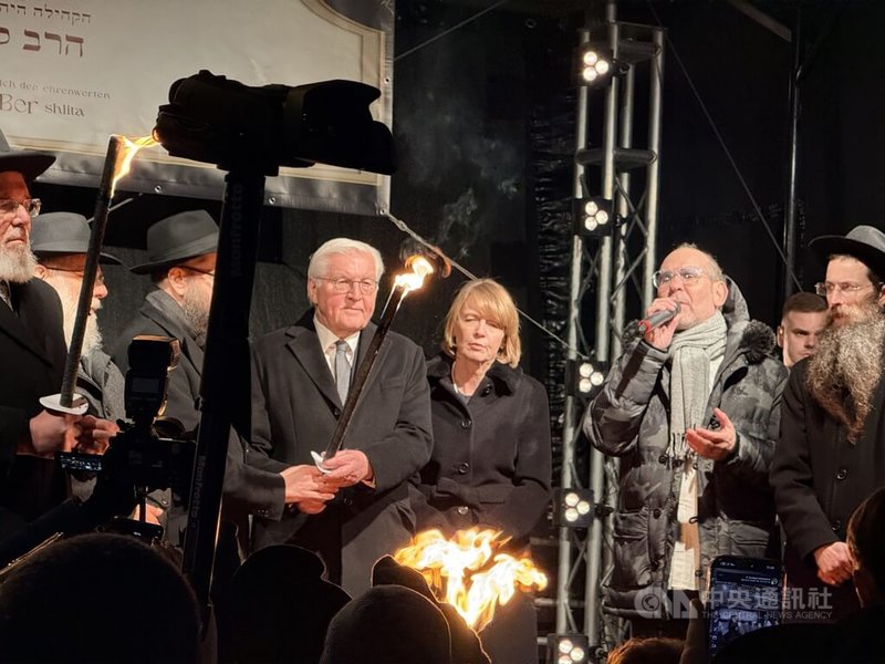 德國總統史坦麥爾(右4)攜太太出席柏林的猶太光明節點燈儀式,與猶太拉比共同點燃燭火,表達對猶太社群的支持。中央社記者林尚縈柏林攝 114年12月15日