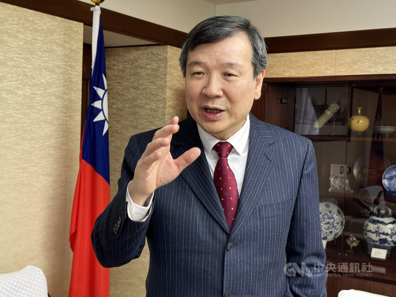 近期中國限制赴日旅遊、暫停日本水產品進口，意圖對日本形成經濟壓力。在此背景下，台日兩國長期建立的互助情誼更顯珍貴。駐日代表李逸洋接受中央社專訪指出，台日關係一向緊密可貴，雙方在災害與疫情中的互相支援，使兩國社會累積了深厚信任。中央社記者戴雅真東京攝　114年12月15日