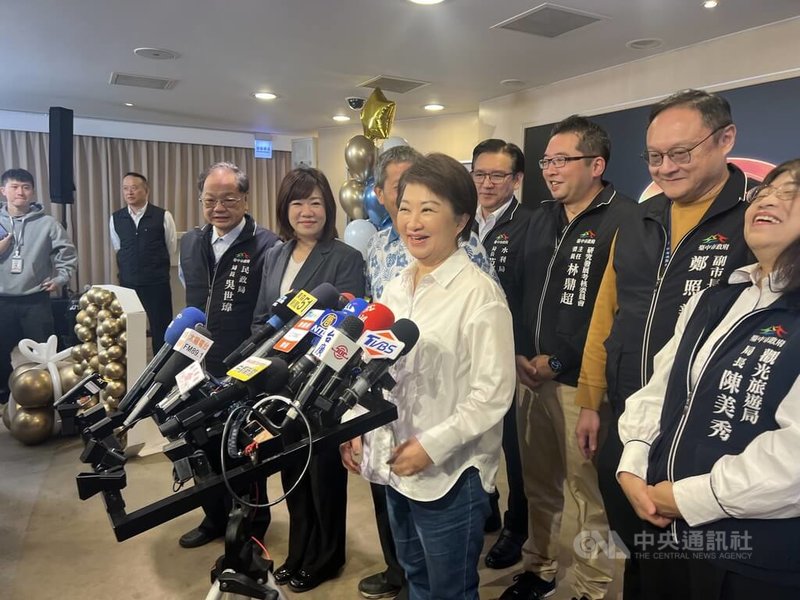 立法院副院長江啟臣公開表態爭取國民黨內提名參選台中市長。對此，台中市長盧秀燕（前中，白襯衫者）只回應6個字「很好，恭喜，加油」。中央社記者郝雪卿攝　114年12月15日