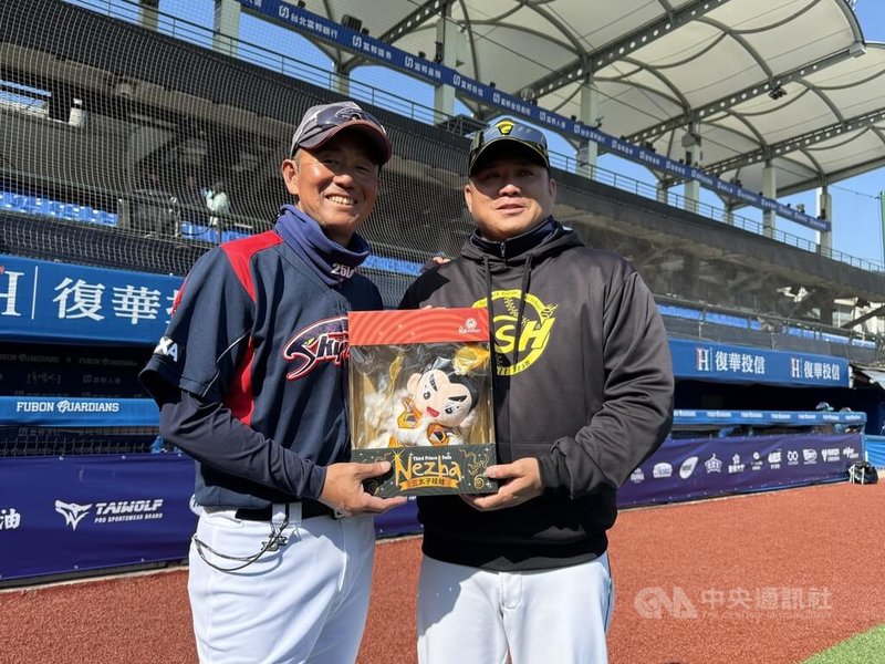 新北U18棒球賽日本神奈川隊15日與嘉義縣隊交手，以5比2搶勝。神奈川隊組成特別，總教練副島孔太（左）要求球員從最基本做起、技術就會提高。圖為賽後嘉義縣隊總教練黃俊欽（右）送上三太子玩偶當紀念品。中央社記者謝靜雯攝　114年12月15日