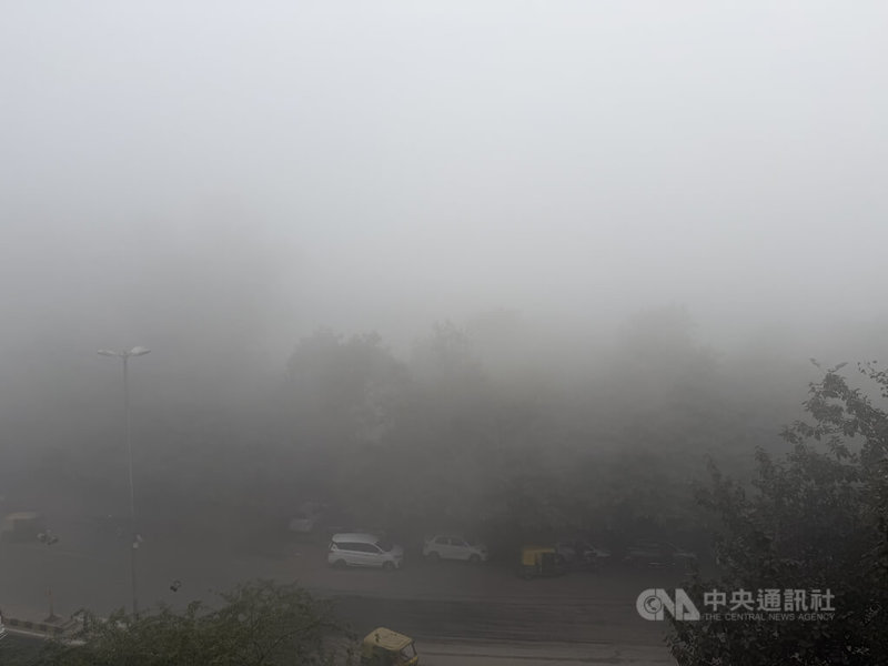 印度德里的空氣品質指標已連3天處於最糟的「嚴重」等級，15日街頭一片霧茫茫，德里國家首都區（NCR）部分地區能見度趨近於0，印度北部地區已有60列火車誤點，德里的機場也公告航班可能受到影響。中央社記者李晉緯新德里攝　114年12月15日