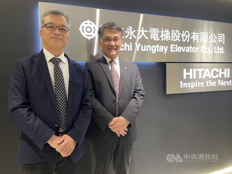 日立永大電梯董事長井手浩二（左）15日表示，2026年在台灣策略推動高階市場和高速梯發展，日立永大總經理沈裕舜（右）預估，明年高速梯接單目標成長2成。 中央社記者鍾榮峰攝　114年12月15日