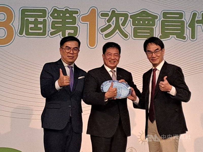 台北市電腦公會15日舉行會員大會，理事長彭双浪（中）表示，資通訊產業（ICT）像一家人，做非常多事，扣緊產業趨勢，引領台灣在第四次工業革命邁向理想。圖為數發部長林宜敬（右）、環境部長彭啓明（左）。中央社記者潘智義攝　114年12月15日