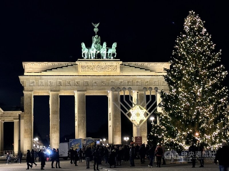 位於國會大廈旁的布蘭登堡門為柏林重要地標,12月除了可以在門前看見耶誕樹,也會在猶太光明節期間,設立大型燭台,同慶猶太社群的重要慶典。中央社記者林尚縈柏林攝 114年12月15日