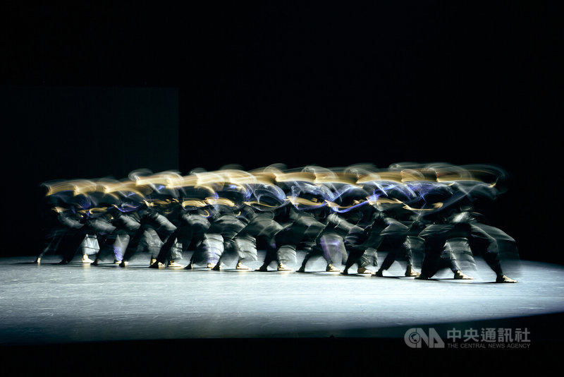 睽違16年，雲門舞集重返日本舞台，13日於橫濱KAAT神奈川藝術劇場演出舞作「波」，吸引逾百名國際藝術家與策展人等共同觀賞。（雲們舞集提供，菅原康太攝影）中央社記者趙靜瑜傳真  114年12月15日