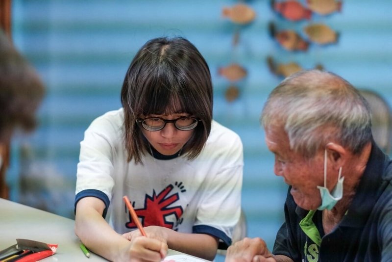 在台東青聚點「觀魚工作室」蹲點的張玫（左），看見池上富興村老柑仔店歇業，提出「愛在池上－吉瓜愛（Cikowa