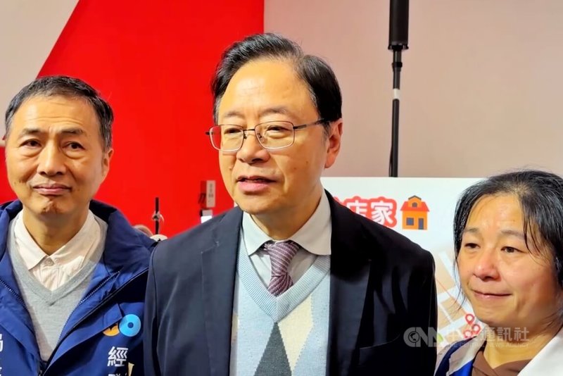 行政院長卓榮泰15日宣布不副署財政收支劃分法修法，桃園市長張善政（中）受訪表示，希望行政院讓新版財劃法順利執行，這對所有地方政府都是好事。中央社記者吳睿騏桃園攝　114年12月15日