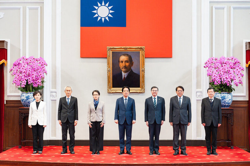 總統賴清德（中）15日上午在總統府與行政院及考試院進行國政茶敘。（總統府提供）中央社記者葉素萍傳真　114年12月15日