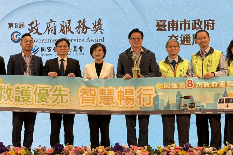 台南市政府交通局「救護優先，智慧暢行」專案獲第8屆政府服務獎肯定，15日由南市府副秘書長徐健麟（右3）率隊到台北市參加頒獎典禮。（南市府提供）中央社記者楊思瑞台南傳真  114年12月15日