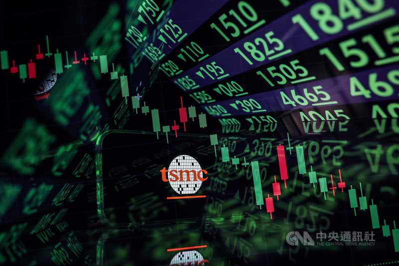 台北股市15日早盤下跌逾500點，失守28000點關卡，最低來到27684點附近，台積電下跌30元至1450元。中央社記者翁睿坤攝　114年12月15日