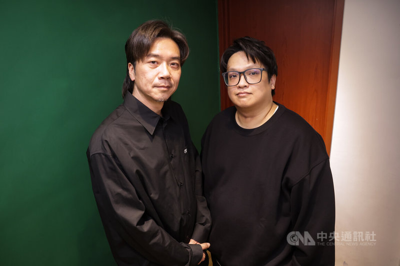 戲劇「如果我不曾見過太陽」集結導演蔣繼正（左）和編導簡奇峯（右）共同製作，他們接受「中央社」專訪，提及兩人合作無間，簡奇峯如二廚備料，備妥演員安全感，交給蔣繼正大火翻炒，拍出演員飆戲的精彩瞬間。中央社記者裴禛攝　114年12月15日