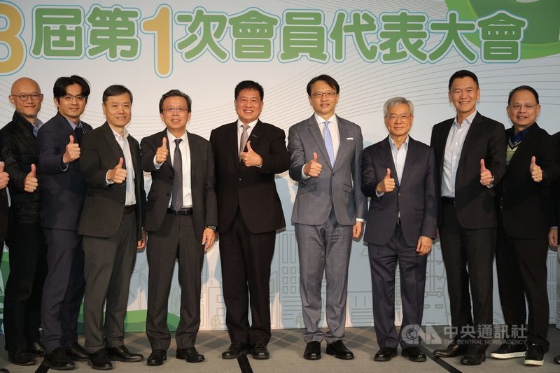 台北市電腦公會15日在台北國際會議中心舉行第18屆第1次會員代表大會,理事長彭双浪(左5)、監事會召集人胡書賓(左4)、常務理事陳俊聖(右4)等人出席合影。中央社記者翁睿坤攝 114年12月15日