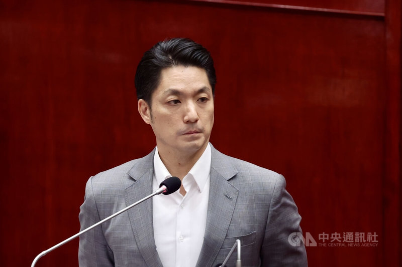 媒體報導財政收支劃分法修法，總統府與行政院將以「不副署、不公布」方式進行。台北市長蔣萬安15日赴台北市議會市政總質詢，會前接受媒體聯訪時說，依照憲法及憲政原則，行政院就應該要執行。中央社記者王飛華攝　114年12月15日