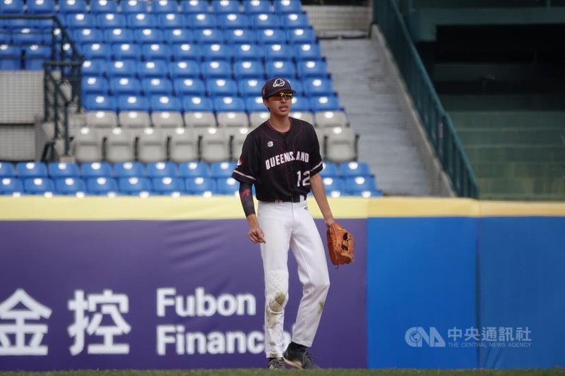 新北U18棒球賽澳洲昆士蘭隊15日一度靠著日澳混血球員理生（Leo McKenna）安打扳平比數，但牛棚失守，終場以1比2不敵花蓮縣。中央社記者謝靜雯攝　114年12月15日