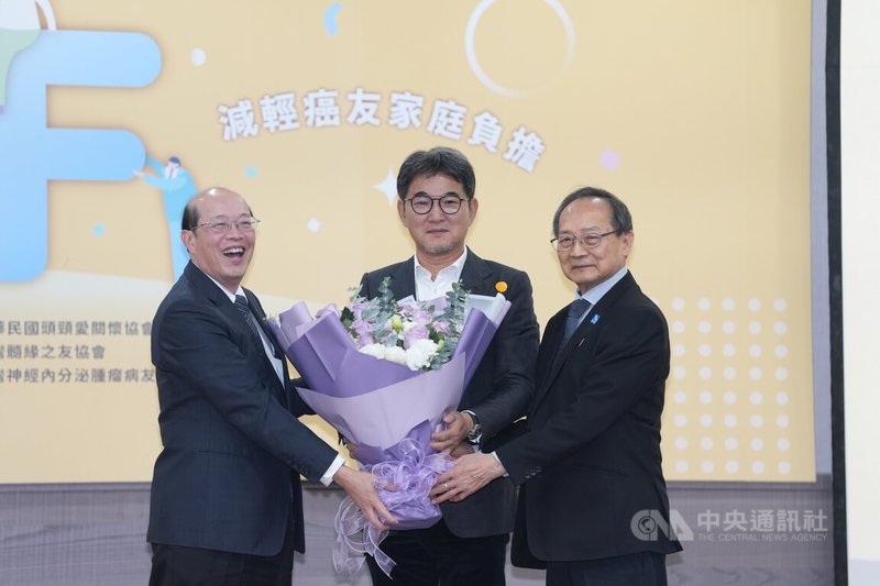 癌症新藥基金週年感恩大會15日下午在台北舉行，台灣癌症基金會特邀民進黨立委劉建國（中）、醫界代表與病友團體齊聚，共同回顧執行成果。中央社記者徐肇昌攝　114年12月15日