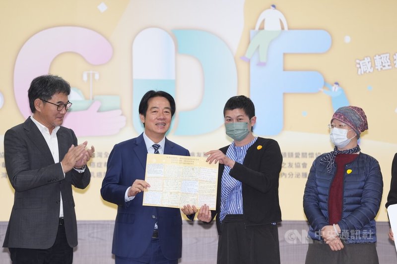 今年40多歲的「小鈺」（化名）（右2）日前確診乳癌，但醫療保險卻只夠支付她前4次免疫治療，所幸有癌症新藥基金這場及時雨，助她完成國際標準治療；15日「小鈺」也代表病友感謝總統賴清德（左2）。中央社記者徐肇昌攝　114年12月15日