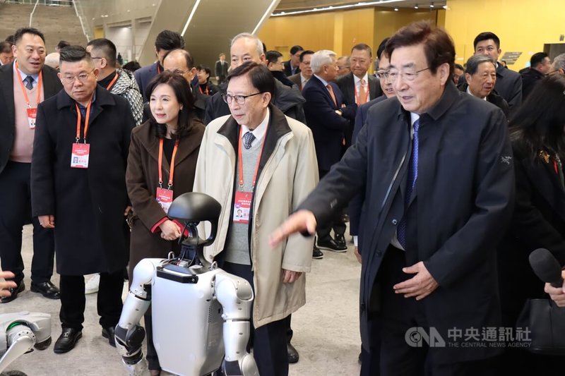 兩岸企業家峰會16日將在南京開幕,15日先舉行「兩岸企業產業鏈供應鏈對接活動」暖身。峰會台灣方理事長劉兆玄(右2)和大陸方理事長郭金龍(右1)在巡館時與機器人互動。中央社記者張淑伶南京攝 114年12月15日