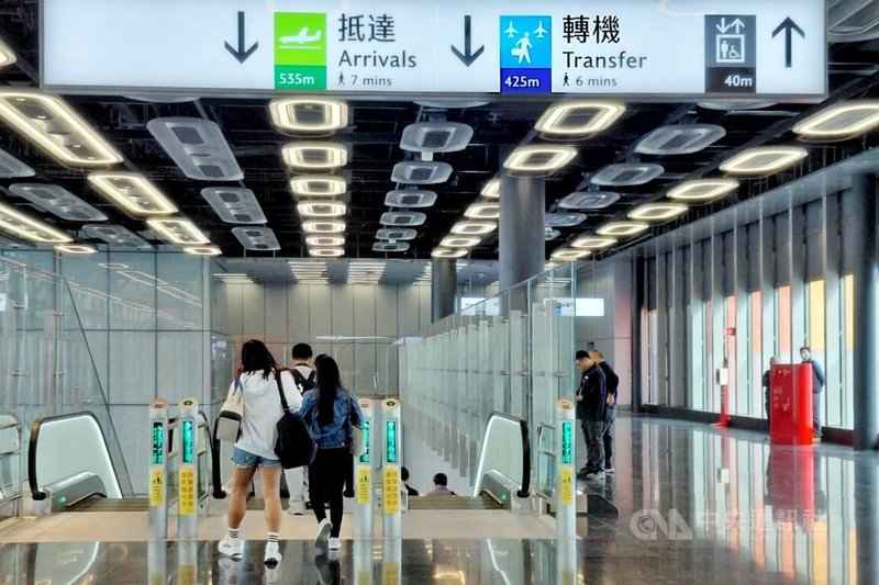 桃園國際機場第3航廈北廊廳持續試營運，機場公司15日首度規劃3架入境航班，首名入境旅客覺得新航廈很漂亮，外籍旅客也覺得感受舒服。中央社記者吳睿騏桃園機場攝　114年12月15日