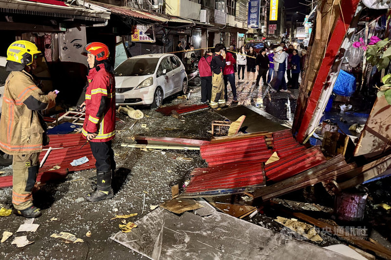 台南市政府消防局15日晚間獲報，新營區文化街發生氣爆，人車抵達時發現為一棟透天式建物疑氣爆，未發現明火，路面布滿玻璃碎片及雜物，周遭多戶房屋及車輛受波及，民眾也議論紛紛。中央社記者楊思瑞攝　114年12月15日