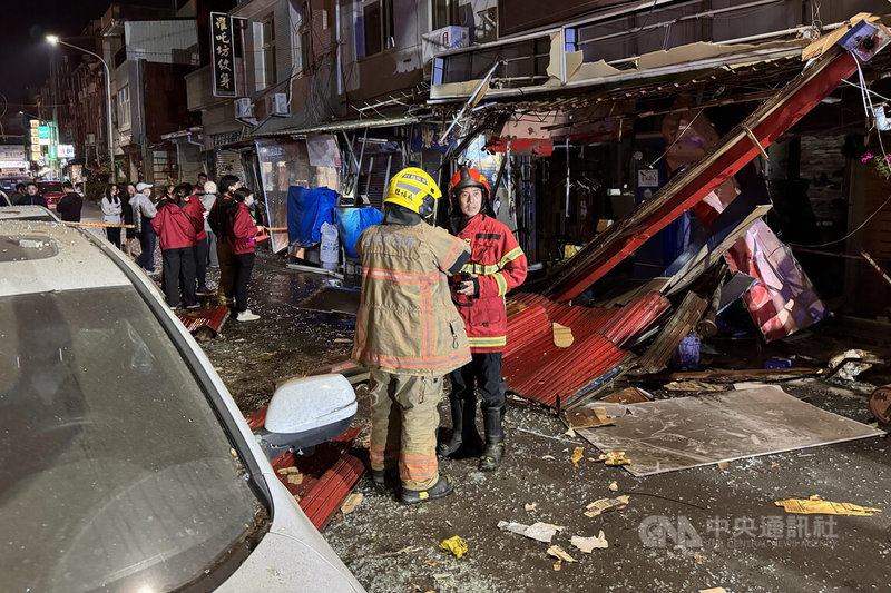 台南市新營區一間透天建物15日晚間疑因煮食不慎發生氣爆,導致2人受傷送醫,屋外道路一片凌亂,消防人員獲報趕到現場處理。中央社記者楊思瑞攝 114年12月15日