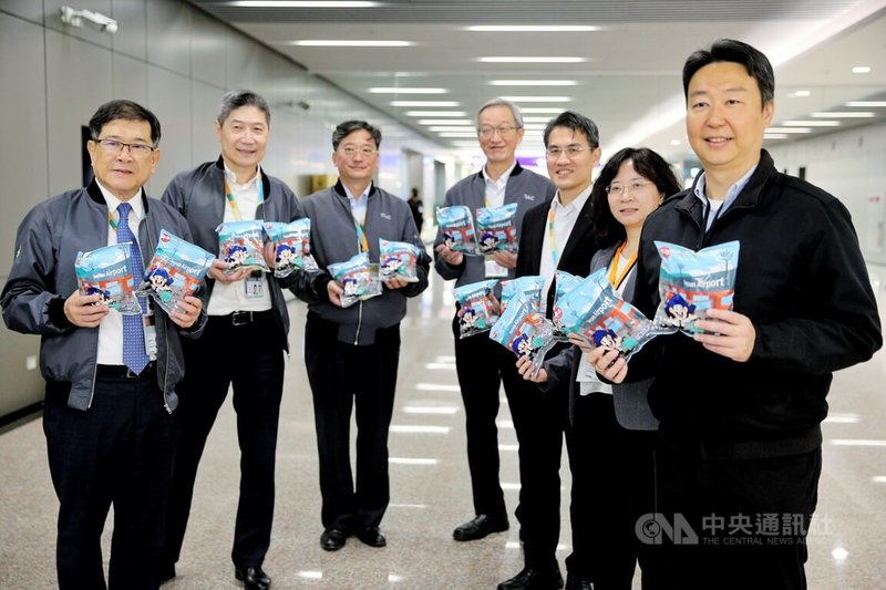 桃園國際機場第3航廈北廊廳持續試營運,機場公司15日首度規劃3架入境航班,交通部長陳世凱(右)及桃機董事長楊偉甫(左)特別到場發送「限定款乖乖」,與乘客及機組員共同慶祝。中央社記者吳睿騏桃園機場攝 114年12月15日