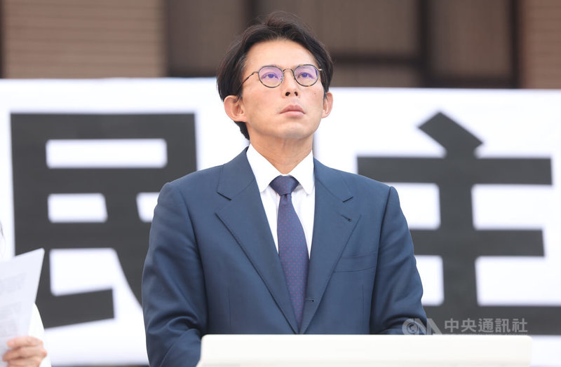 行政院長卓榮泰15日宣布不予副署財劃法，民眾黨立法院黨團總召黃國昌（圖）下午親率黨籍立委在議場前舉行「守護台灣民主憲政、拒絕綠色獨裁體制」記者會，指出台灣民主憲政走到歷史性關鍵時刻。中央社記者趙世勳攝　114年12月15日