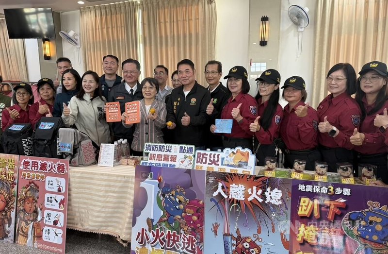 台灣全民安全指引手冊宣講會苗栗場15日在通霄鎮白沙屯拱天宮舉辦,內政部長劉世芳(前左6)、苗栗縣長鍾東錦(右7)等人出席,共同推廣正確防災與全民安全觀念。中央社記者管瑞平攝 114年12月15日