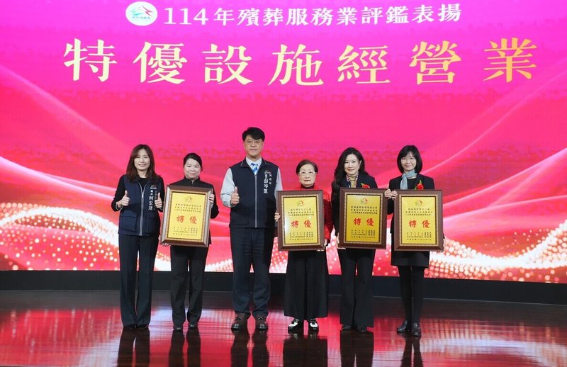 台中市政府分3大區域輪流辦理合法殯葬業者評鑑，114年針對第3區舉辦，15日表揚獲選特優業者，由民政局副局長彭岑凱（左3）頒獎。（台中市政府提供）中央社記者郝雪卿傳真  114年12月15日