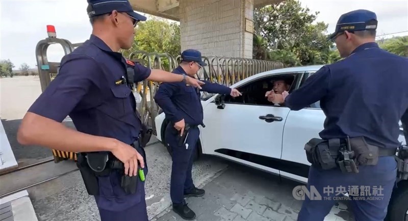 圖為恆春鎮代會主席趙記明（車內者）3月不滿廠方未第一時間疏散居民，開車衝撞核三廠大門。（中央社檔案照片）