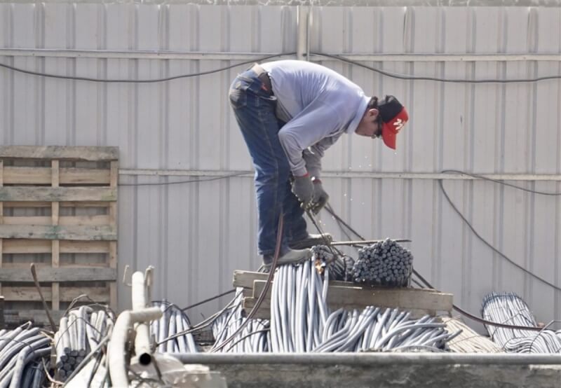 圖為高雄市鳳山區勞工工作情形。（中央社檔案照片）