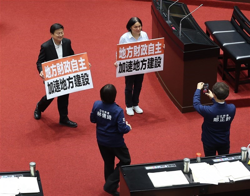 圖為財劃法修正11月21日三讀，離島分配公式與本島脫鉤。（中央社檔案照片）