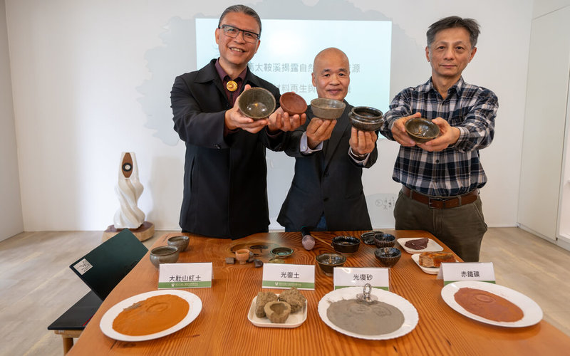 陶藝家陳金旺（中）透過現地觀察發現，花蓮馬太鞍溪黑泥中的細砂可被磁鐵吸附，便交由台灣工藝研究發展中心檢測，結果顯示，黑泥中蘊含具順磁性的天然礦物。左為工藝中心主任陳殿禮、右為工藝中心鶯歌分館副研究員沈俊良。（工藝中心提供）中央社記者王寶兒傳真　114年12月15日