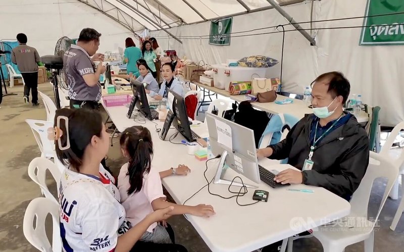 數千名泰國邊境居民湧入泰國武里南府的避難中心，當局安排醫護人員為居民提供醫療服務。圖攝於12日。中央社記者李宗憲武里南府攝　114年12月15日