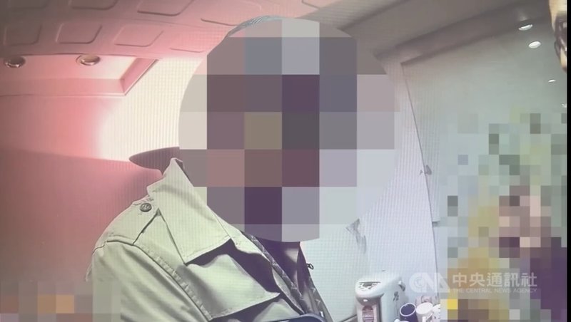 台北市警方15日凌晨執勤時發現信義區某間超商有名提款男子形跡可疑，經查竟是因違反藥事法遭北檢通緝的廖姓男子，全案詢後將廖男依詐欺提領車手現行犯及藥事法通緝案移送北檢偵辦。（翻攝畫面）中央社記者黃麗芸傳真　114年12月15日