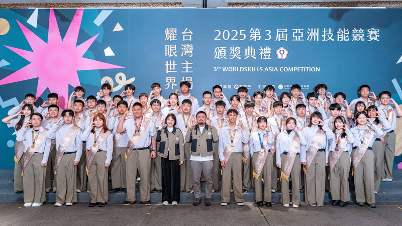 勞動部15日表揚2025亞洲技能競賽國手在培訓及競賽期間努力不懈的態度，也感謝裁判長暨培訓團隊，部長洪申翰（前左6）、勞動力發展署長黃齡玉（前左5）出席與國手們合影留念。（勞動部勞動力發展署提供）中央社記者吳欣紜傳真 114年12月15日