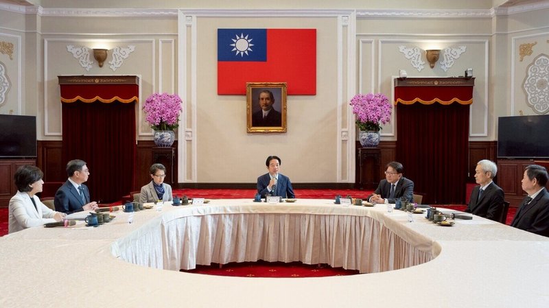 總統賴清德（中）15日上午在總統府與行政院及考試院進行國政茶敘。（總統府提供）中央社記者葉素萍傳真　114年12月15日