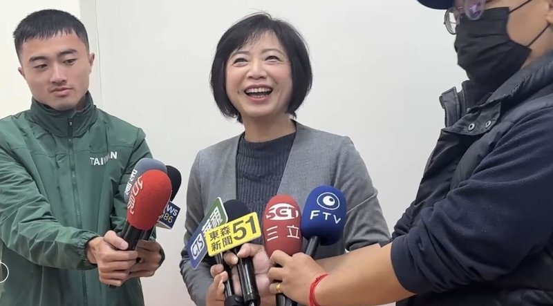 立法院副院長江啟臣公開表態爭取國民黨內提名參選台中市長。對此,已獲黨內提名參選台中市長的民進黨立委何欣純(左2)15日接受媒體聯訪時給予祝福。(民眾提供)中央社記者郝雪卿傳真 114年12月15日