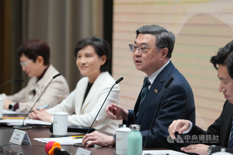 行政院長卓榮泰（右2）15日宣布不副署財劃法，並指出中華民國憲法既然賦予行政院長副署權，面對違憲、違法的各種法律，以不副署停止惡法對國家傷害，是他身為行政院長必須採取方式，這是憲法賦予行政院長的責任。中央社記者徐肇昌攝　114年12月15日