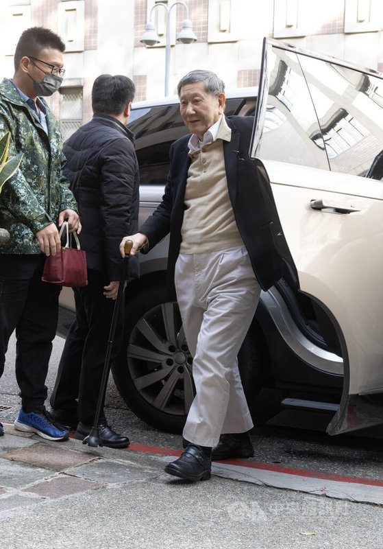 台北地方法院審理京華城及柯文哲政治獻金案，15日起進行言詞辯論程序，傳喚威京集團主席沈慶京（右）到庭。中央社記者趙世勳攝　114年12月15日