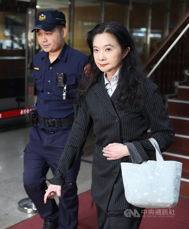 京華城及柯文哲政治獻金案15日起在台北地方法院進行言詞辯論程序,並傳喚相關人士。圖為中午休息時間,國民黨台北市議員應曉薇(右)離開法庭。中央社記者趙世勳攝 114年12月15日