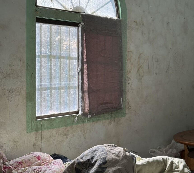 新竹縣橫山區社會福利服務中心社工日前訪視尖石鄉一戶單親家庭時，發現房間內窗戶已破裂，近日寒流來襲難以保暖，隨即啟動「新竹縣脆弱家庭居家環境改善補助計畫」，協助修繕作業。（新竹縣政府提供）中央社記者郭宣彣傳真　114年12月15日