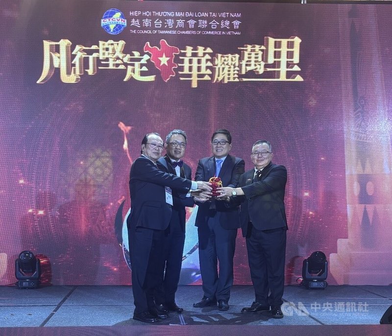 在駐越南代表劉世忠（左2）、亞總名譽總會長暨國策顧問林凱民（右2）見證下，候任總會長洪志華（右1）14日從現任總會長袁濟凡（左1）手中接下印信，並將於明年1月1日上任。中央社記者曾婷瑄河內攝　114年12月15日