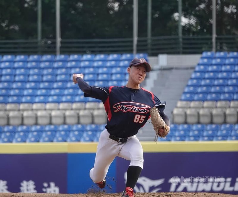 新北U18棒球賽日本神奈川隊15日與嘉義縣隊交手，神奈川隊以5比2搶勝；神奈川隊先發投手鈴木在容（圖）投3局失掉2分都非責失分、無關勝敗。中央社記者謝靜雯攝　114年12月15日