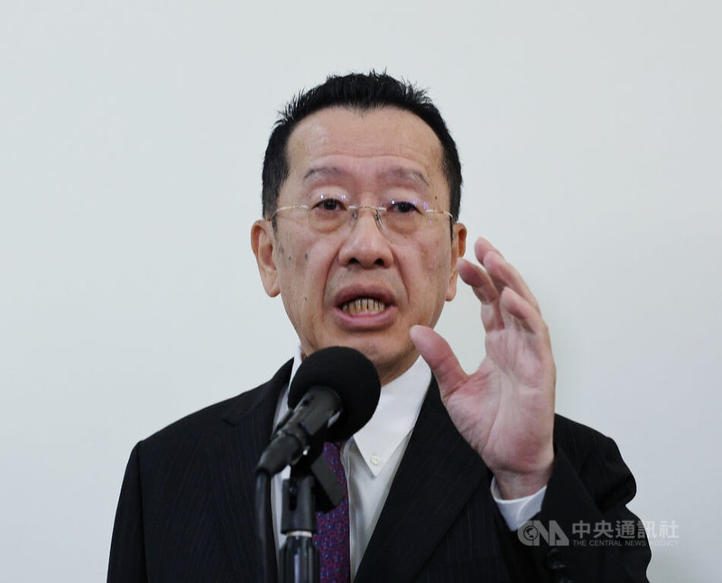 室內裝修公司取得國防部上億火藥原物料標案引起討論。國防部長顧立雄15日在立法院受訪表示，重點在於最後能否履約、軍方權益是否獲得維護，且追溯20年來國內廠商無自製產能的火藥、原物料進口案件，均採公開招標，「沒有替任何一家公司量身訂做」。中央社記者郭日曉攝　114年12月15日