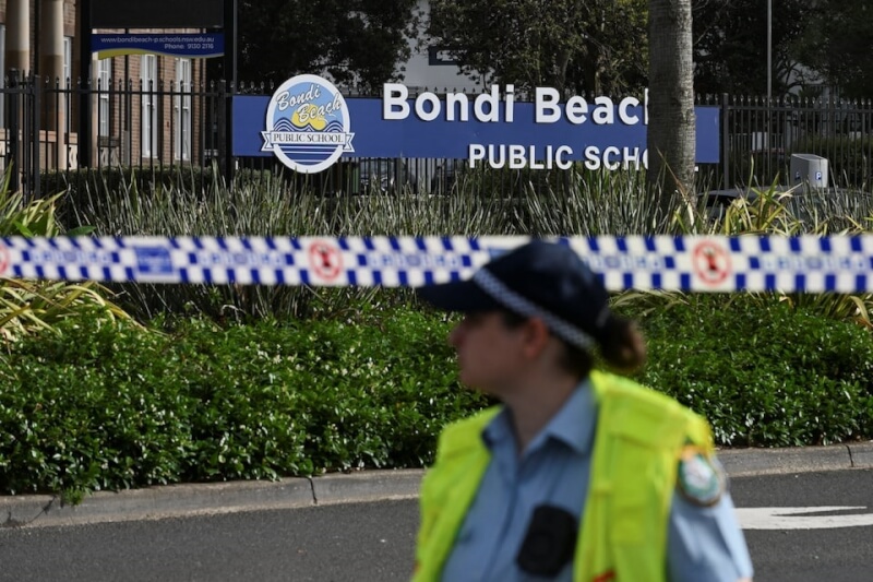 位於澳洲雪梨的邦代海灘14日發生槍擊事件，造成15人喪命。警方在拉起封鎖線的事故現場站崗。（路透社）