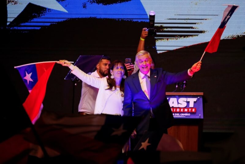 保守派候選人卡斯特（前右）14日在智利總統大選勝出，將成繼1970至90年代獨裁者皮諾契特後最右翼總統。（路透社）