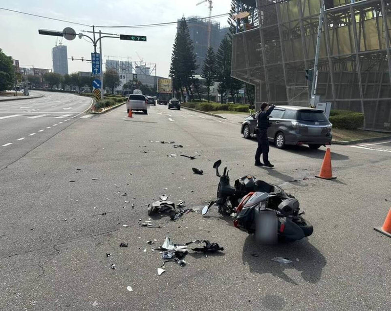 台中市西屯區中清路二段與環中路口15日中午發生自小客貨車與機車碰撞事故，男騎士傷重送醫不治，詳細肇事原因將由鑑定單位調查，並報請台中地檢署檢察官相驗以釐清死因。（民眾提供）中央社記者郝雪卿傳真　114年12月15日