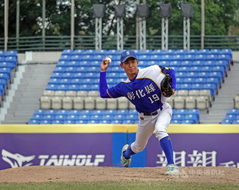 2025新北富邦國際城市U18棒球邀請賽展開，彰化縣隊側投潘唯峰（圖）15日對韓國首爾隊先發，投5局沒被敲出安打、無責失分，助隊以9比3搶勝。中央社記者謝靜雯攝　114年12月15日